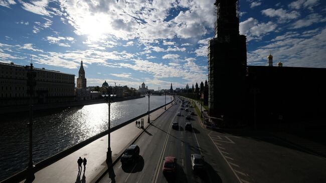 Кремлевская набережная в Москве. Архивное фото