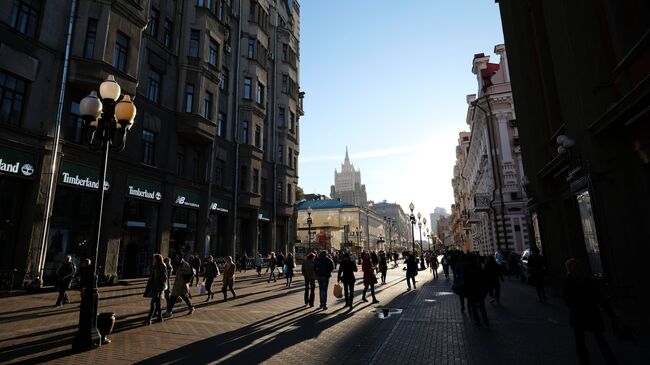 Прохожие на Старом Арбате в Москве