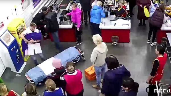 Стоп-кадр записи камеры видеонаблюдения супермаркета в Омской области, в котором женщина родила ребенка