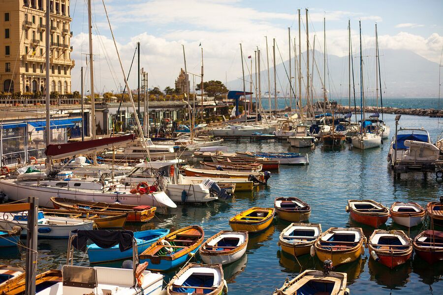 Лодки на воде, Неаполь