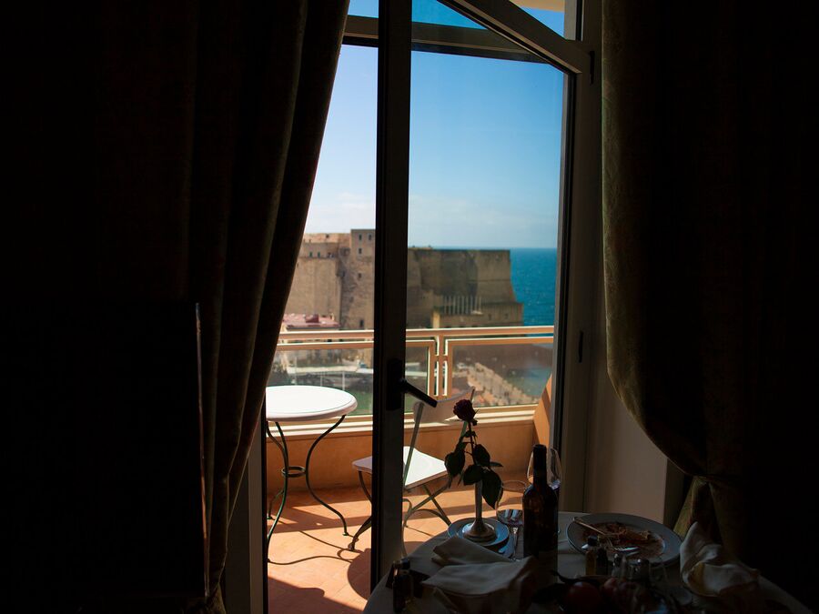 Вид из окна отеля Grand Hotel Vesuvio, Неаполь