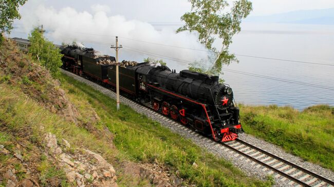 Паровоз экскурсионного состава на участке Восточно-Сибирской железной дороги по берегу озера Байкал