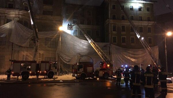 Пожар в заброшенном доме между Счетной палатой России и военным общежитием в центре Москвы