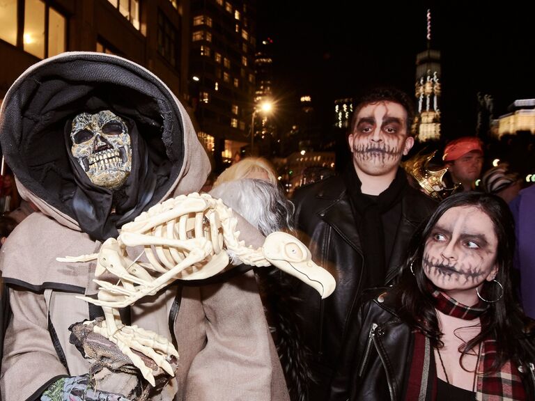 Участники ежегодного парада по случаю праздника Хэллоуин в Нью-Йорке