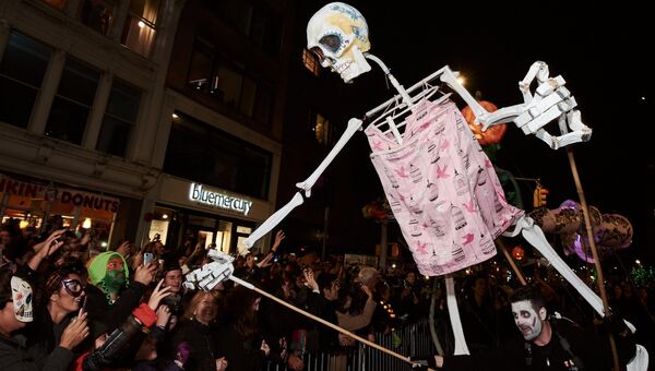 Участник ежегодного парада по случаю праздника Хэллоуин в Нью-Йорке