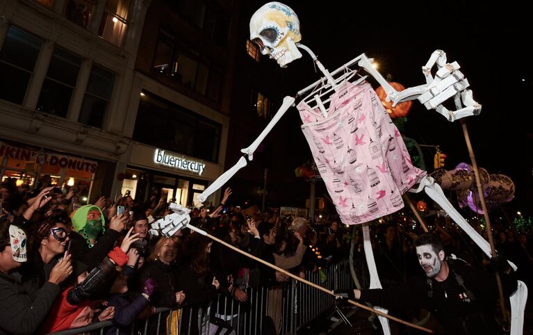 Участник ежегодного парада по случаю праздника Хэллоуин в Нью-Йорке