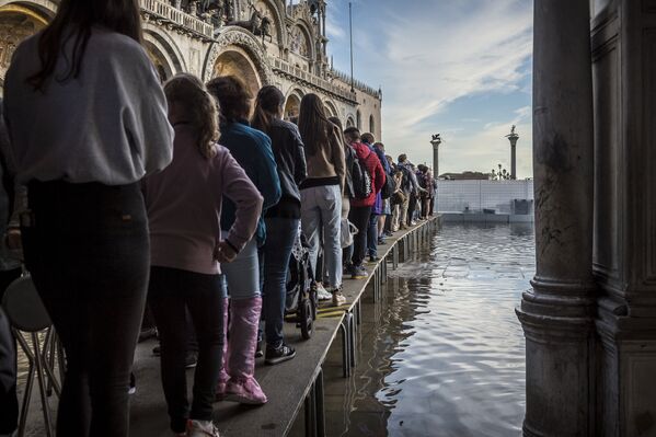 Люди на затопленной площади Святого Марка в Венеции. 31 октября 2018