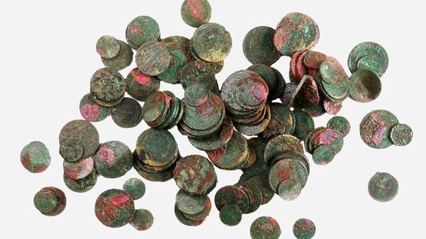 Медные монеты конца XIX — начала XX века, найденные во время строительных работ напротив Кремля, на Софийской набережной. 1 ноября 2018