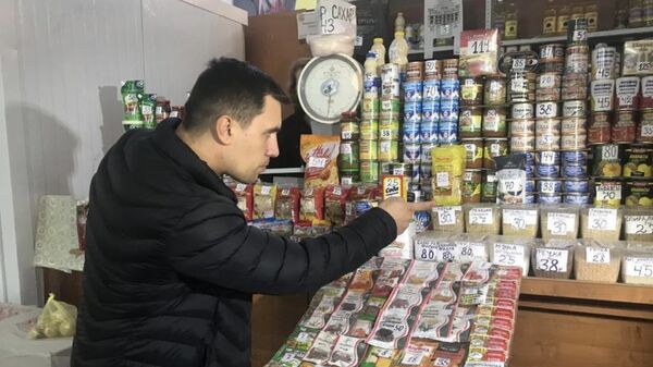 Депутат саратовской облдумы Николай Бондаренко выбирает продукты питания. Архивное фото