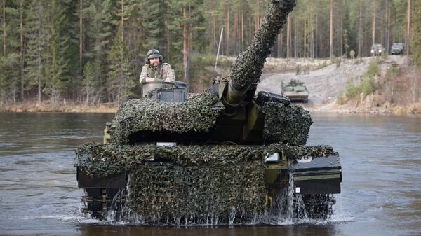 Танк Leopard 2 форсирует реку во время совместных учений войск НАТО Trident Juncture 2018 (Единый трезубец) в Норвегии. Архивное фото