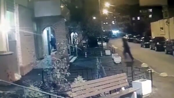 Стоп-кадр с видео нападения на руководителя аппарата префектуры Северо-Западного административного округа Москвы Алексея Микерова