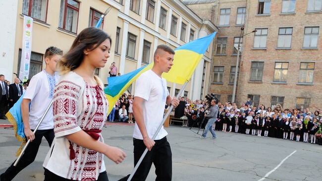 Ученики на торжественной линейке в киевской школе