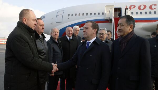 Дмитрий Медведев и премьер-министр Казахстана Бакытжан Сагинтаев во время встречи в аэропорту Астаны. 1 ноября 2018