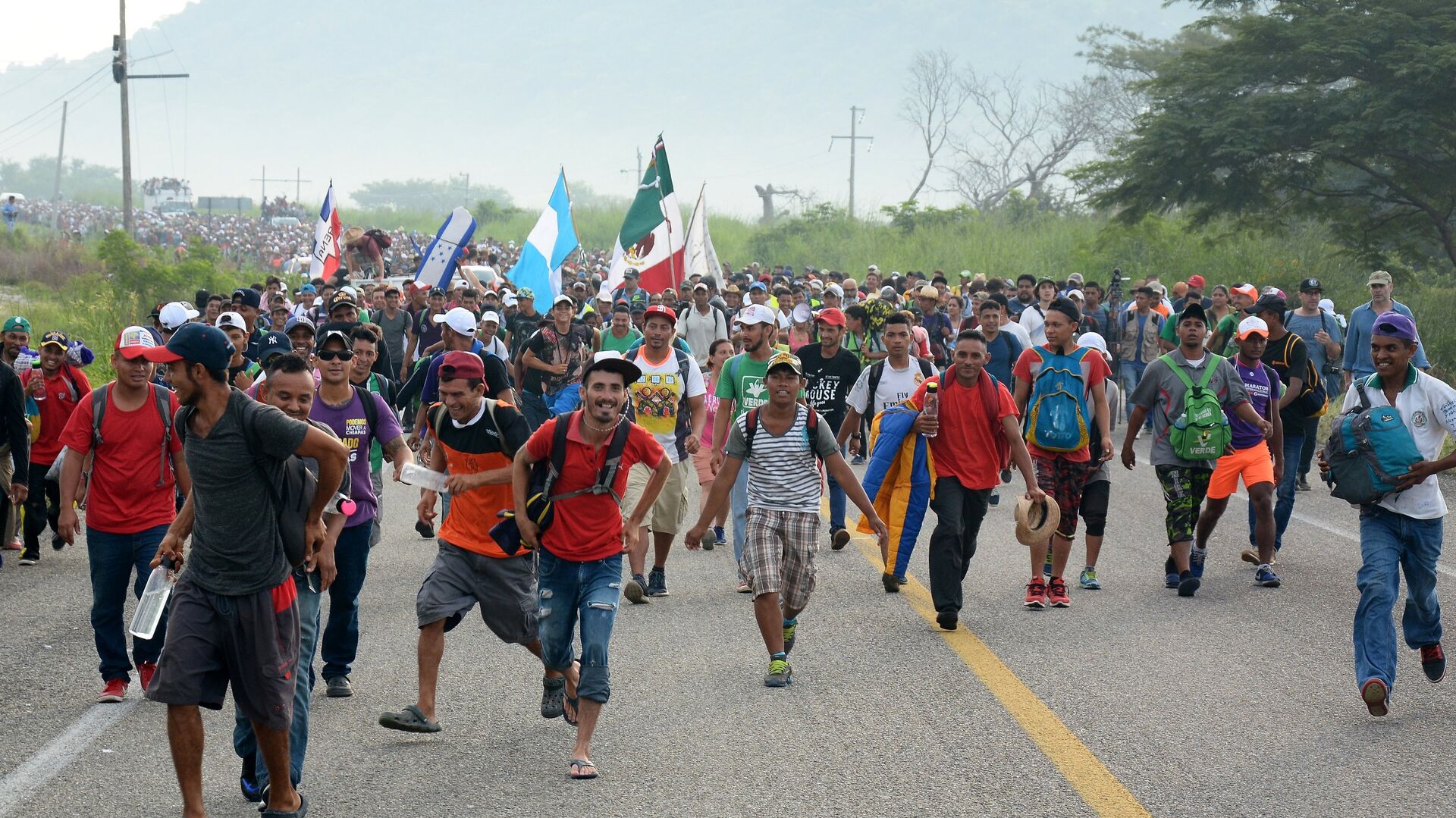 Мигранты из Гондураса, направляющиеся, в составе каравана, по территории Мексики в направлении границы с США. 27 октября 2018 - РИА Новости, 1920, 25.02.2021