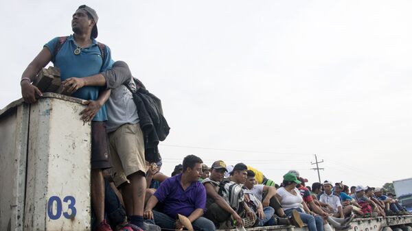 Мигранты из Гондураса, направляющиеся, в составе каравана, по территории Мексики в направлении границы с США. Архивное фото