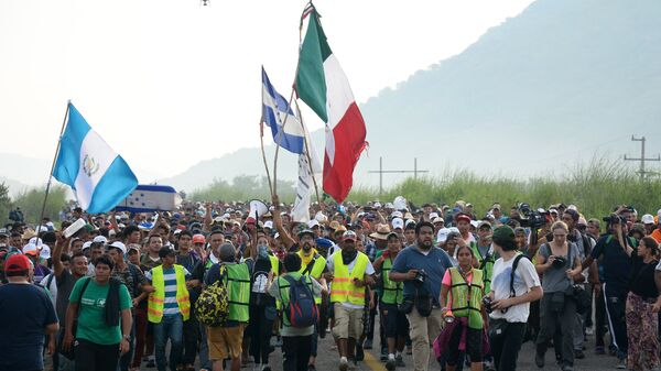 Мигранты из Гондураса, направляющиеся, в составе каравана, по территории Мексики в направлении границы с США. 1 ноября 2018