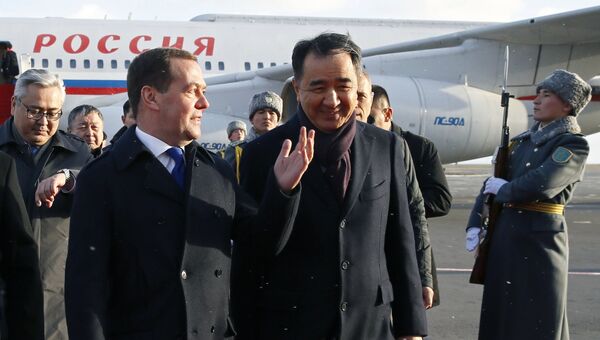 Дмитрий Медведев и премьер-министр Казахстана Бакытжан Сагинтаев во время встречи в аэропорту Астаны. 1 ноября 2018