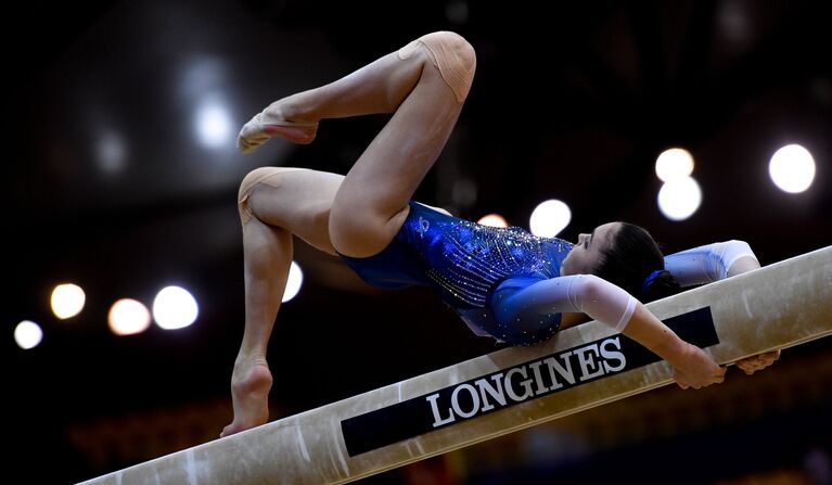 Ирина Алексеева (Россия) выполняет упражнения на бревне на чемпионате мира по спортивной гимнастике в Дохе