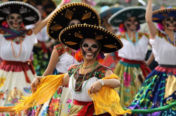 Участницы парада в День мертвых в Мехико