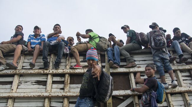 Мигранты из Гондураса, направляющиеся по территории Мексики в направлении границы с США. Архивное фото