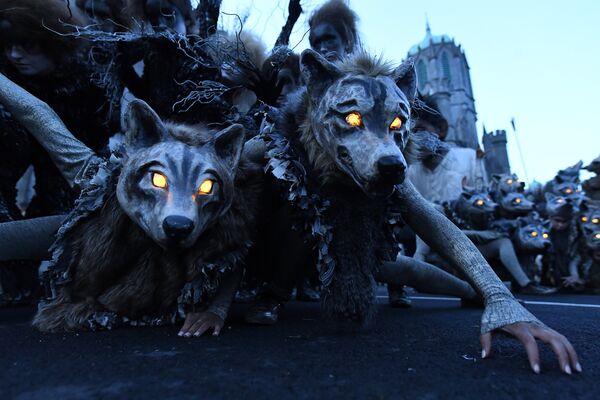 Группа уличных артистов Macnas на ежегодном параде по случаю праздника Хэллоуин в Ирландии 