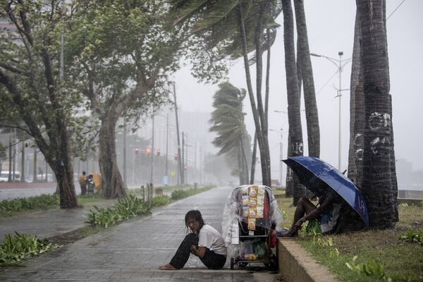 Уличный торговец во время тайфуна Юту на Филиппинах