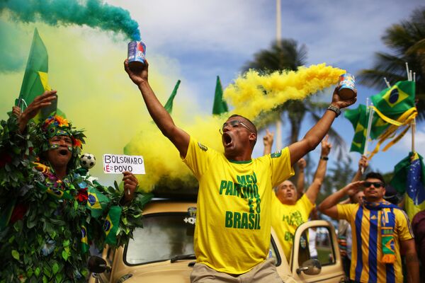 Сторонники Жаира Болсонару во время второго тура президентских выборов в Рио-де-Жанейро, Бразилия 