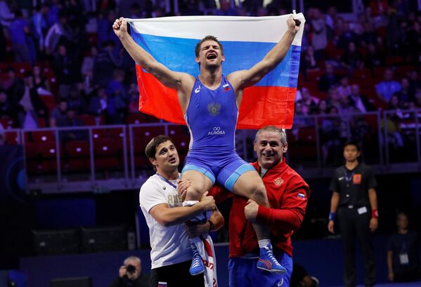 Александр Чехиркин радуется победе в чемпионате мира по греко-римской борьбе в Венгрии 