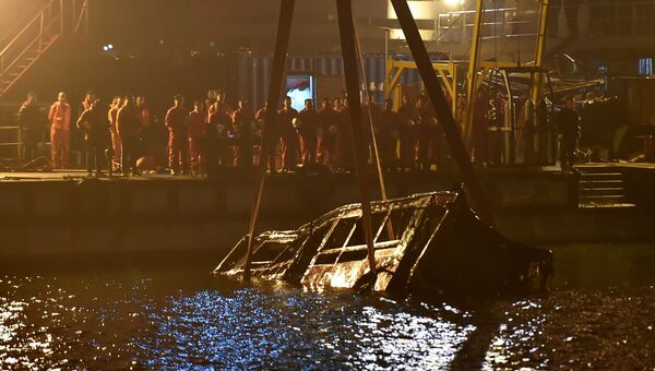 Спасатели достают упавший с моста автобус из реки  Янцзы в городе Чунцин, Китай. 1 ноября 2018