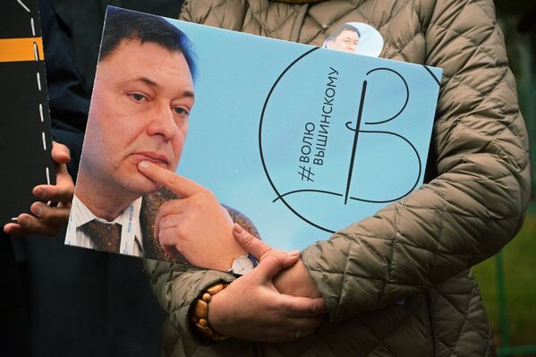 Плакат с портретом руководителя портала РИА Новости – Украина Кирилла Вышинского на акции солидарности у посольства Украины в Москве