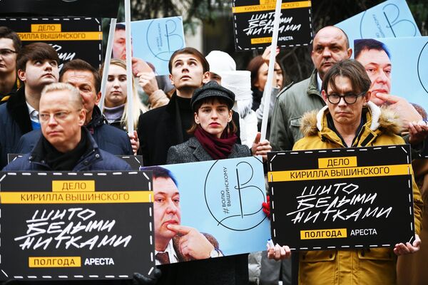 Участники на акции солидарности с руководителем портала РИА Новости – Украина Кириллом Вышинским у посольства Украины