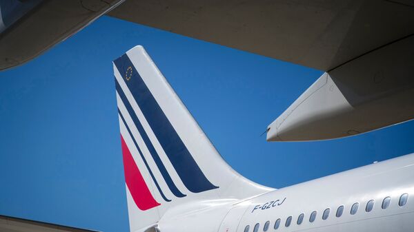 Самолет Boeing 777-300 авиакомпании Air France совершает посадку в аэропорту Орли в Париж, Франция. Архивное фото
