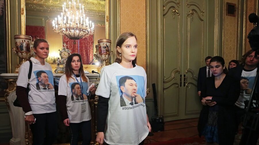 Активистки в футболках в поддержку руководителя портала РИА Новости Украина Кирилла Вышинского в Доме приемов МИД