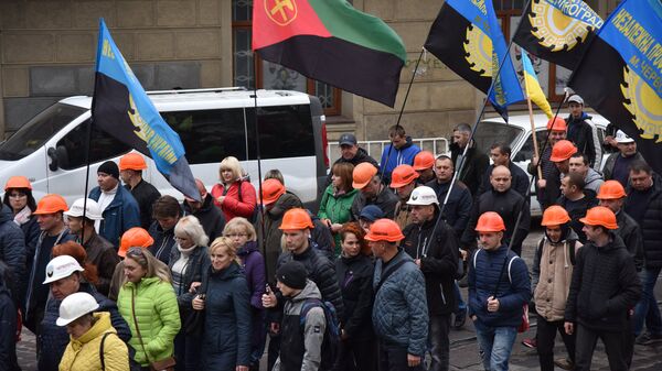 Участники акции протеста шахтеров  на одной из улиц Львова