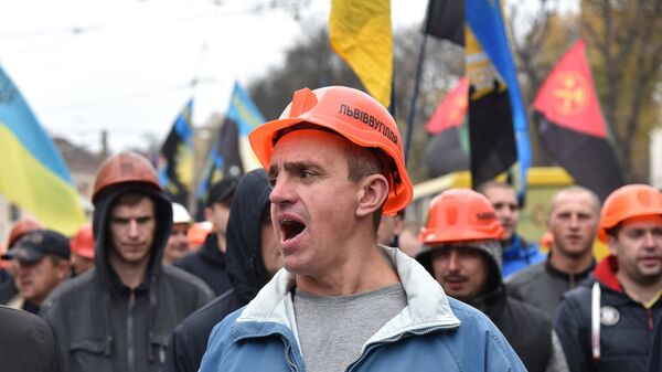 Участники акции протеста шахтеров  на одной из улиц Львова