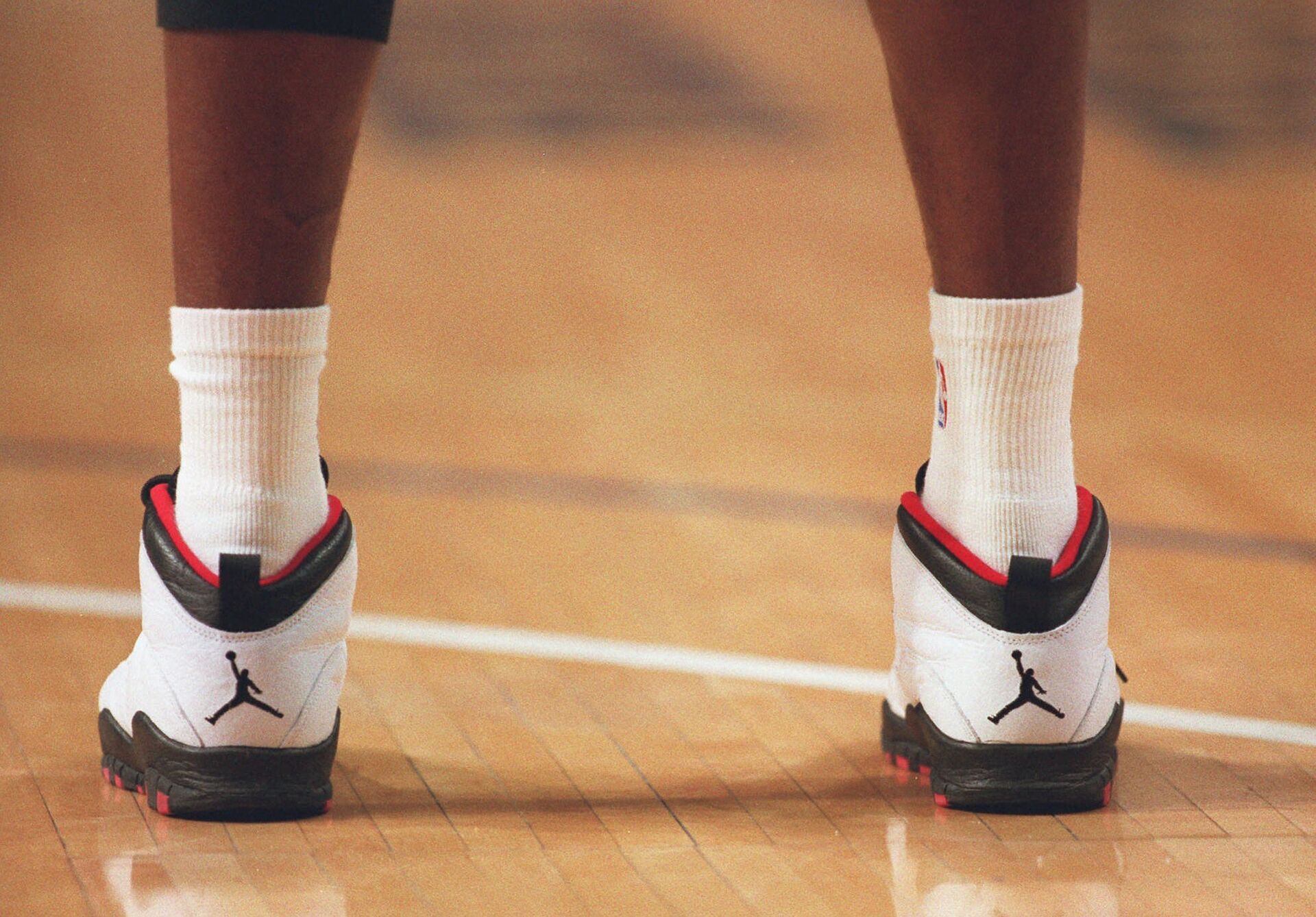 Американский баскетболист Майкл Джордан в фирменных кроссовках Nike Air Jordan во время игры. 1995 год - РИА Новости, 1920, 22.01.2021