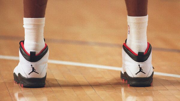 Американский баскетболист Майкл Джордан в фирменных кроссовках. Архивное фото
