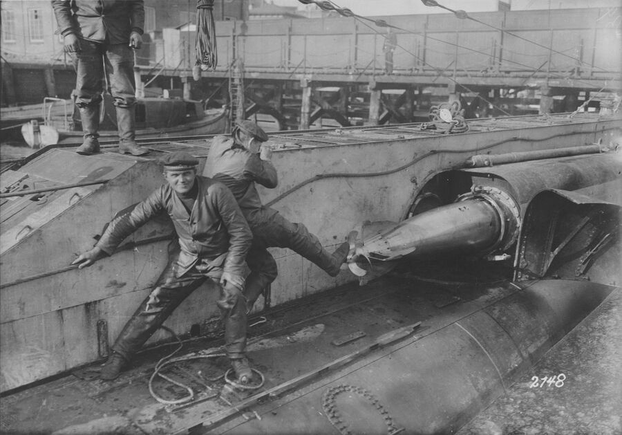 Германские моряки заряжают торпедами торпедные аппараты на подводной лодке. Первая мировая война