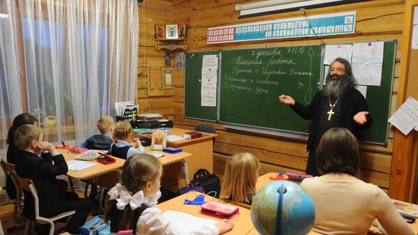 Ученики на уроке по Закону Божию в Троицкой Православной школе в Московской области
