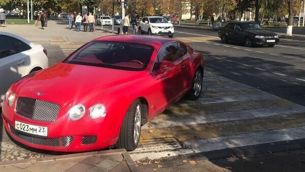 Автомобиль Bentley, припаркованный на пешеходном переходе в Краснодаре