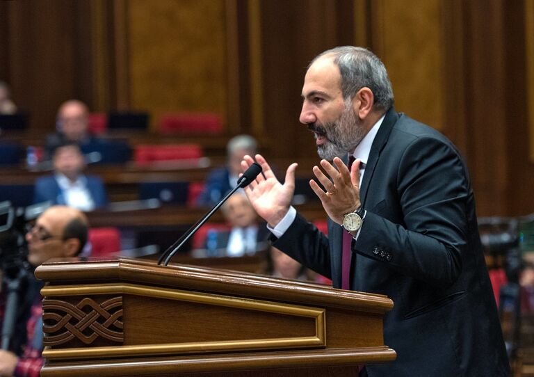 Исполняющий обязанности премьер-министра Армении Никол Пашинян во время парламентских слушаний Исполняющий обязанности премьер-министра Армении Никол Пашинян во время парламентских слушаний