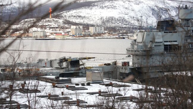 Крейсер Адмирал Кузнецов у причала 35-го судоремонтного завода . Архивное фото