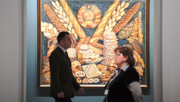 Сотрудники возле картины Ильи Машкова Советские хлеба во время подготовки выставки Сокровища музеев России