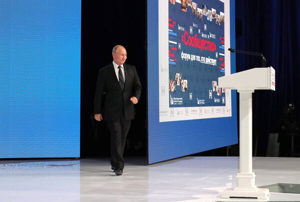 Президент РФ Владимир Путин перед выступлением на IV форуме активных граждан Сообщество. 2 ноября 2018 Президент РФ Владимир Путин перед выступлением на IV форуме активных граждан Сообщество. 2 ноября 2018