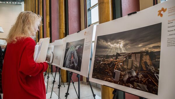 Посетительница на открытии выставки лауреатов Международного конкурса фотожурналистики имени Андрея Стенина-2018 в штаб-квартире ООН в Нью-Йорке.