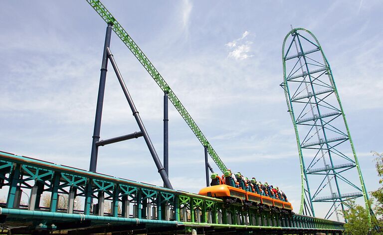Аттракцион-горка Kingda Ka в американском городе Джексон в Нью-Джерси Аттракцион-горка Kingda Ka в американском городе Джексон в Нью-Джерси