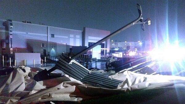На месте частичного обрушения здания сортировочного центра компании Amazon в Балтиморе, США. 3 ноября 2018