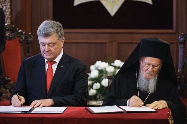 Президент Украины Петр Порошенко и Константинопольский патриарх Варфоломей подписывают соглашение о сотрудничестве и взаимодействии между Украиной и Вселенским патриархатом в резиденции патриарха в Стамбуле. 3 ноября 2018 Президент Украины Петр Порошенко и Константинопольский патриарх Варфоломей подписывают соглашение о сотрудничестве и взаимодействии между Украиной и Вселенским патриархатом в резиденции патриарха в Стамбуле. 3 ноября 2018