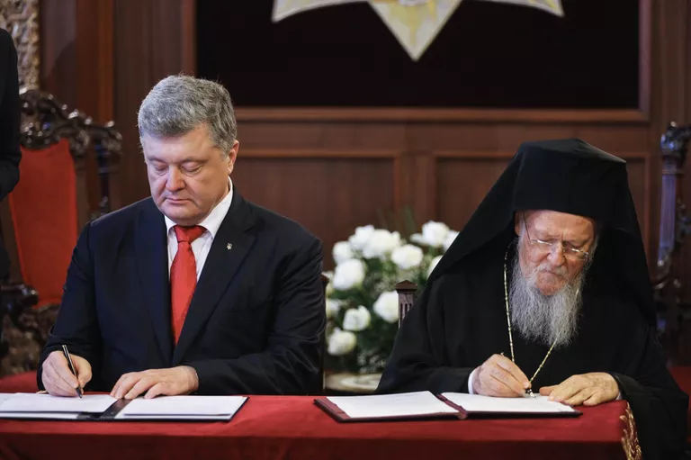 Президент Украины Петр Порошенко и Константинопольский патриарх Варфоломей подписывают соглашение о сотрудничестве и взаимодействии между Украиной и Вселенским патриархатом в резиденции патриарха в Стамбуле. 3 ноября 2018 Президент Украины Петр Порошенко и Константинопольский патриарх Варфоломей подписывают соглашение о сотрудничестве и взаимодействии между Украиной и Вселенским патриархатом в резиденции патриарха в Стамбуле. 3 ноября 2018