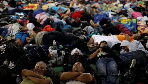 Караван мигрантов, направляющийся из центральной в США, спит на площади города Метапа, Мексика. 3 ноября 2018